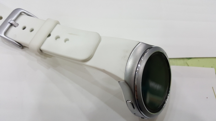 慘，Gear S2 錶帶斷落墜傷