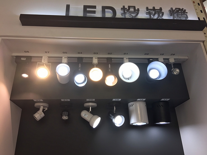 【R&A 新家裝潢佈置】燈具篇～ 分享軌道燈, 立燈, 吊燈, 哪裡買？買多少？還有心得分享