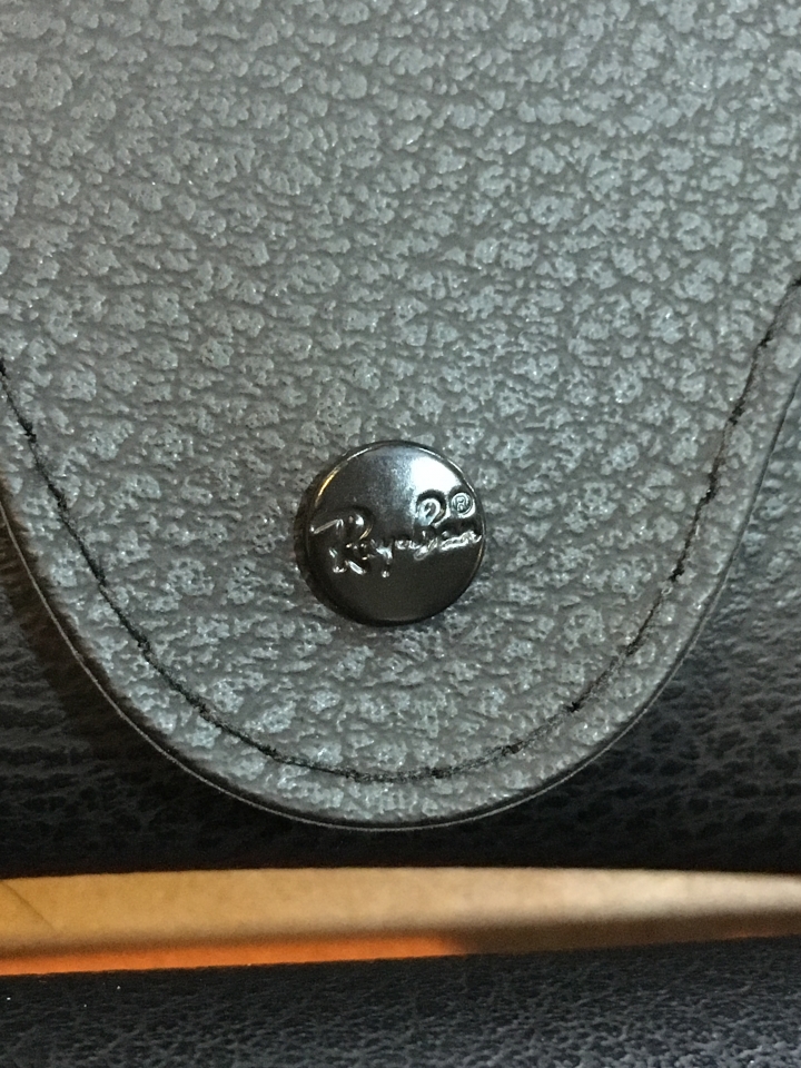 不確定百貨公司購買的雷朋眼鏡是否是正品了!可否幫我看看？