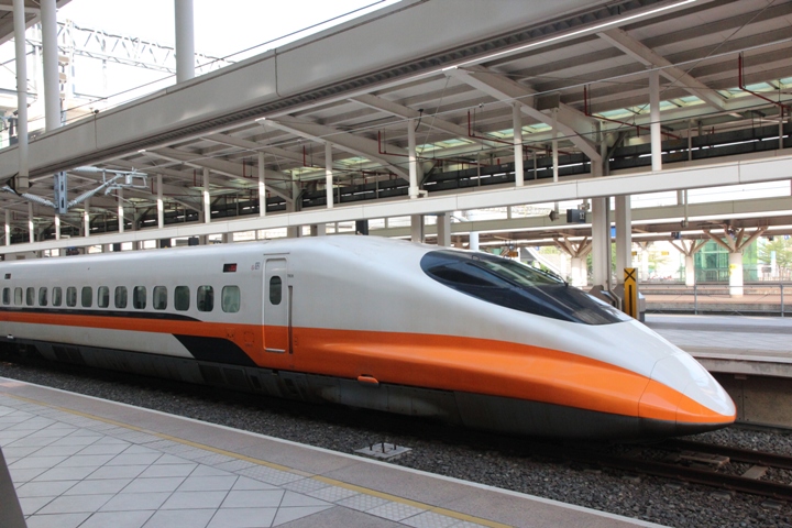 搭 高 鐵 、 騎 小 折 、 遊 故 宮 南 院