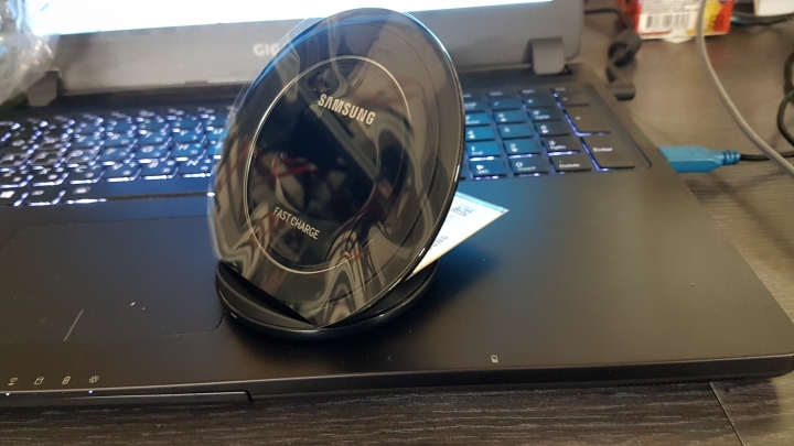 [簡單開箱] Samsung 直立式閃充無線充電座