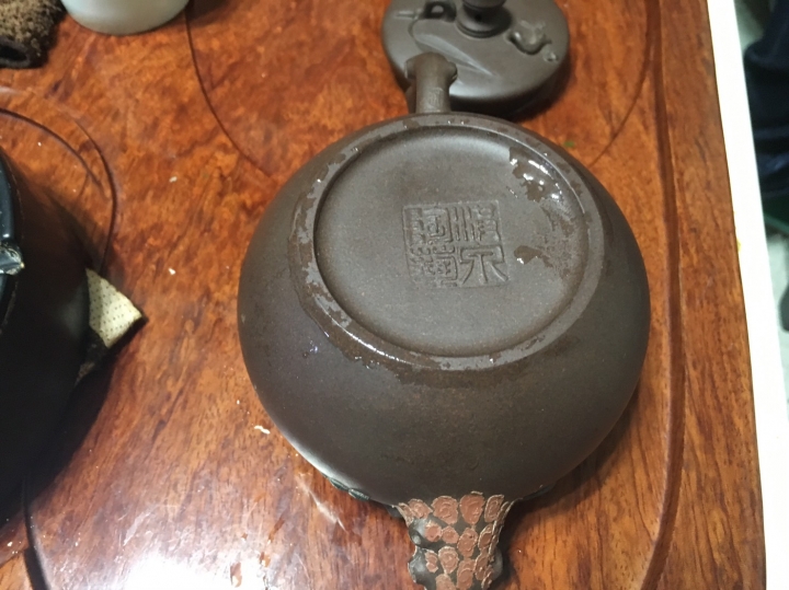 小弟不會看想請問這只茶壺價值