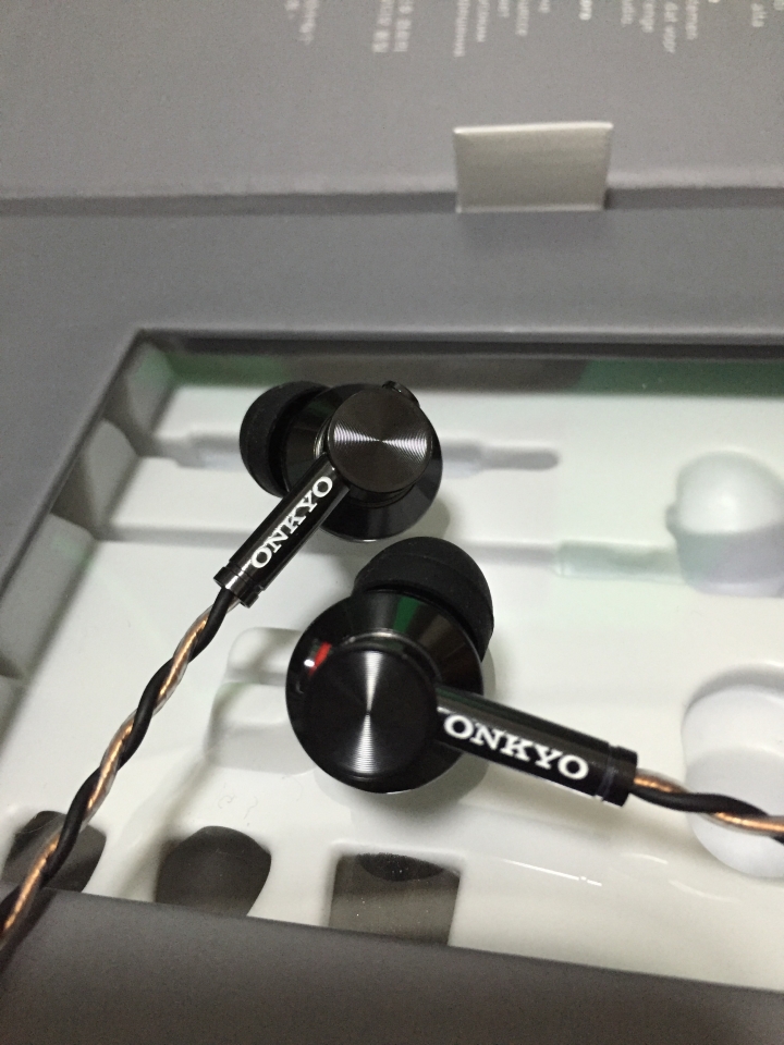 剛入手的ONKYO E700M,開箱。