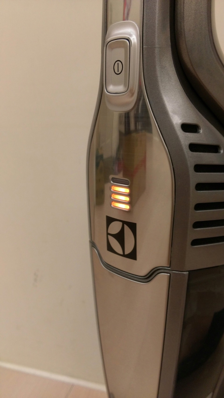 [訓練小小孩打掃利器]伊萊克斯完美管家渦輪鋰電版吸塵器試用活動心得
