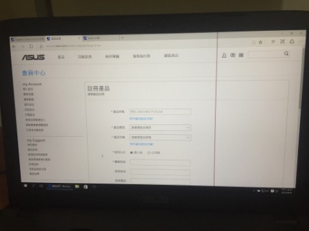 筆電買不到1個月螢幕出現黑線。已送修換面板
