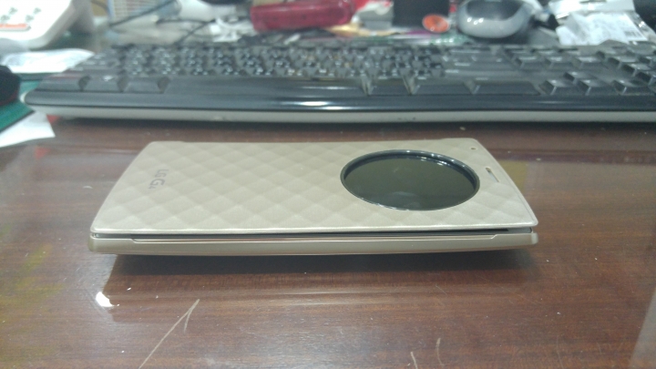 LG G4 琉金白背蓋是不是比較厚，所以原廠CFV-100的皮套就沒辨法用了。(正面蓋上會無法吸附著)