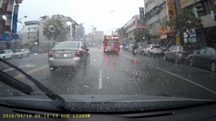 三寶雨天開車不開左右照後鏡...