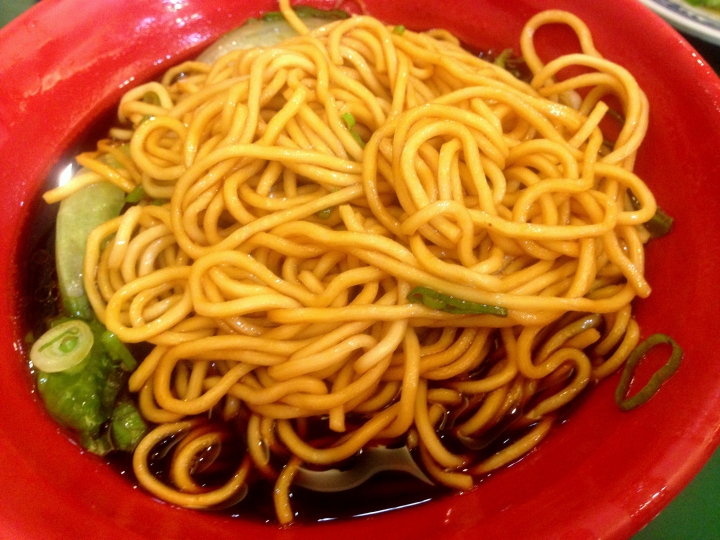 大聲公台大牛肉麵: 五星級的好味道 不吃會後悔的牛油沙茶辣椒醬