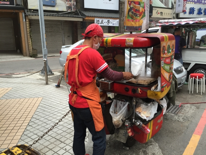[桃園-中壢-SOGO商圈]開箱實錄--傳說中的機車早餐店--蜜蜂小吧手工豬排漢堡