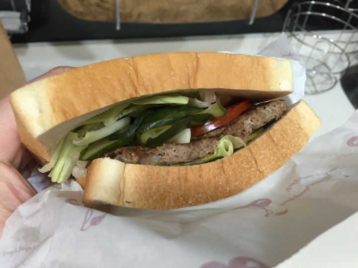 [桃園-中壢-SOGO商圈]開箱實錄--傳說中的機車早餐店--蜜蜂小吧手工豬排漢堡