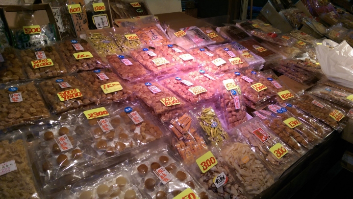 【北海道。函館】《函館朝市》活釣花枝&銅板價海鮮丼只要￥500!!