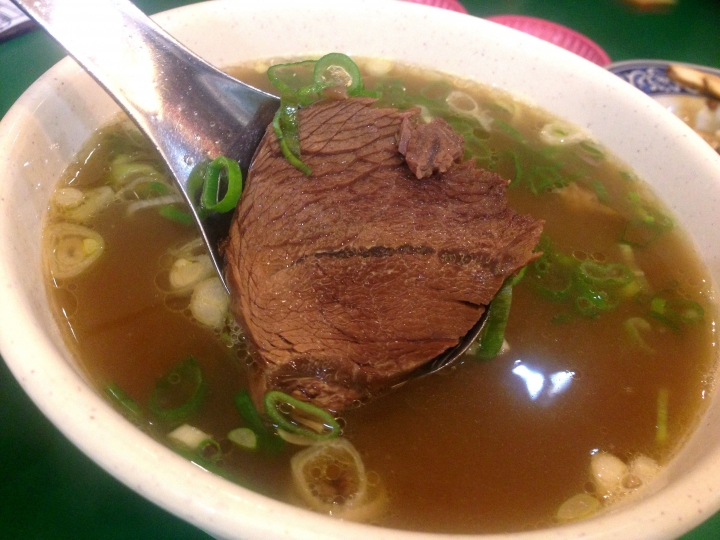 大聲公台大牛肉麵: 五星級的好味道 不吃會後悔的牛油沙茶辣椒醬