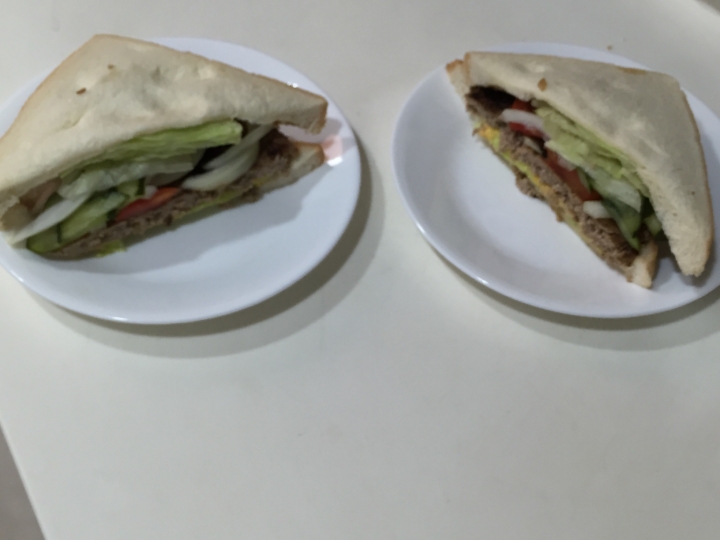 [桃園-中壢-SOGO商圈]開箱實錄--傳說中的機車早餐店--蜜蜂小吧手工豬排漢堡