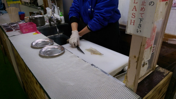 【北海道。函館】《函館朝市》活釣花枝&銅板價海鮮丼只要￥500!!