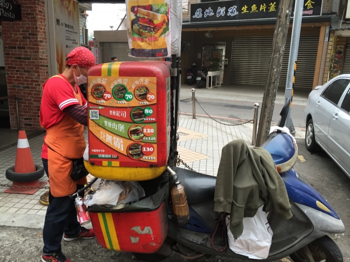 [桃園-中壢-SOGO商圈]開箱實錄--傳說中的機車早餐店--蜜蜂小吧手工豬排漢堡