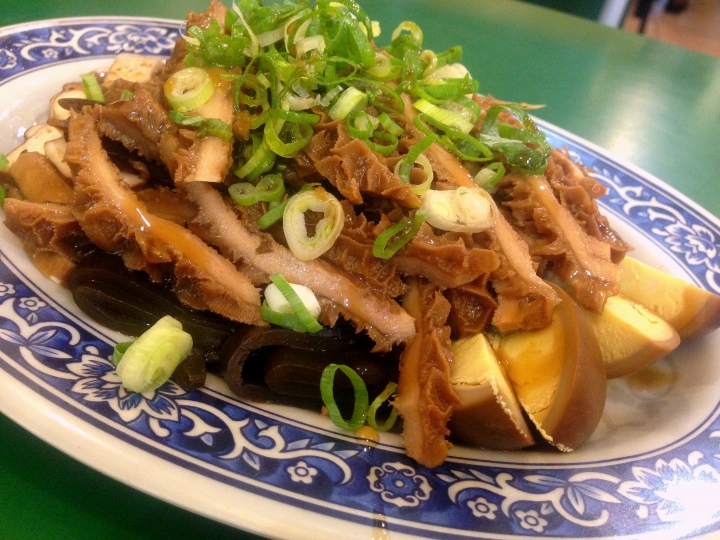 大聲公台大牛肉麵: 五星級的好味道 不吃會後悔的牛油沙茶辣椒醬