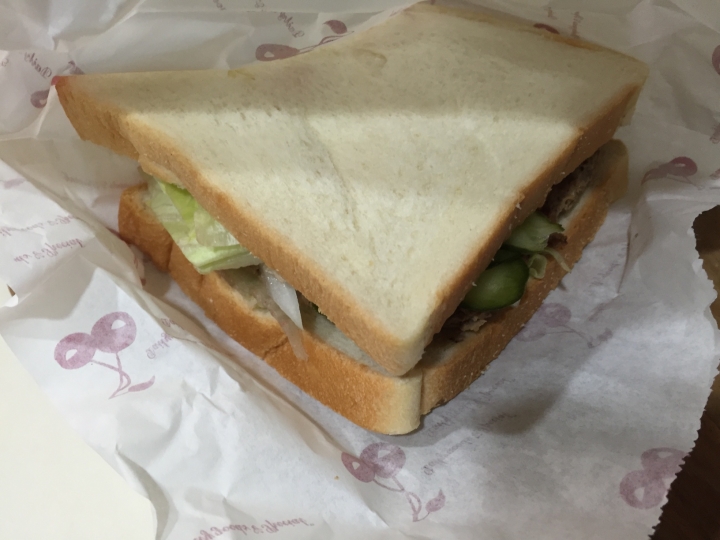[桃園-中壢-SOGO商圈]開箱實錄--傳說中的機車早餐店--蜜蜂小吧手工豬排漢堡