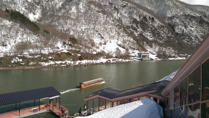 【日本。東北】《山形縣》雪の陸羽西線《船。ふね》最上川-芭蕉丸暖爐桌(こたつ）阿信的故鄉