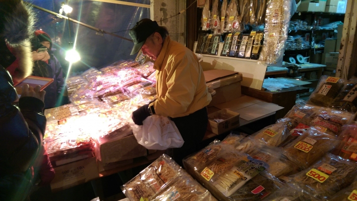 【北海道。函館】《函館朝市》活釣花枝&銅板價海鮮丼只要￥500!!