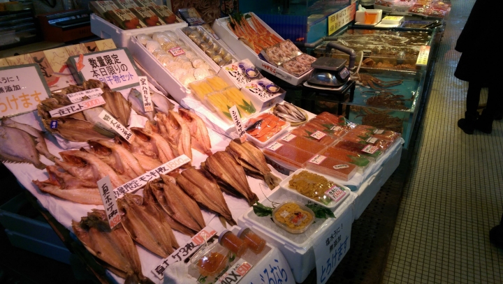 【北海道。函館】《函館朝市》活釣花枝&銅板價海鮮丼只要￥500!!