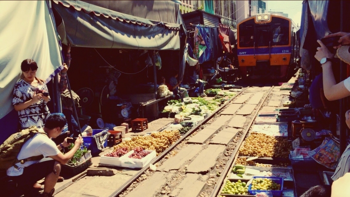 【Bangkok．走跳】美功鐵道市集與安帕瓦水上市場der泰浪漫螢火蟲之旅
