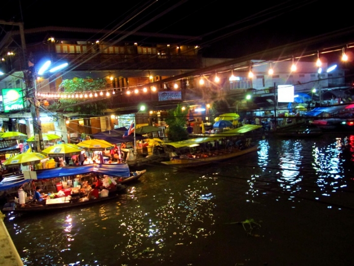 【Bangkok．走跳】美功鐵道市集與安帕瓦水上市場der泰浪漫螢火蟲之旅