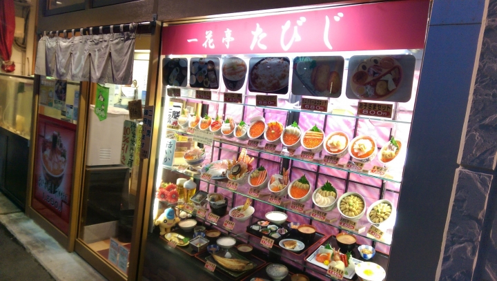 【北海道。函館】《函館朝市》活釣花枝&銅板價海鮮丼只要￥500!!