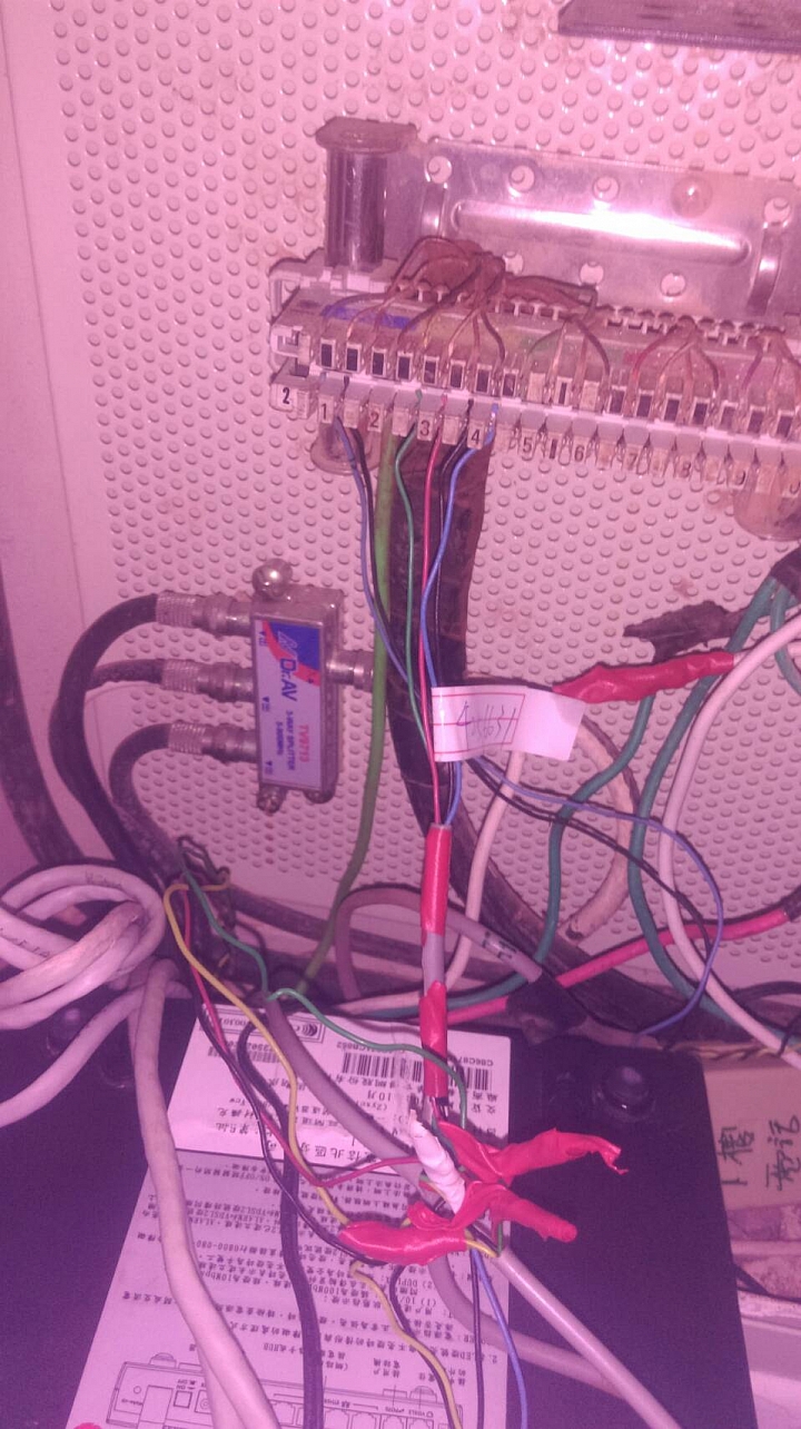 家中牆壁內部管線潮濕 電話不通