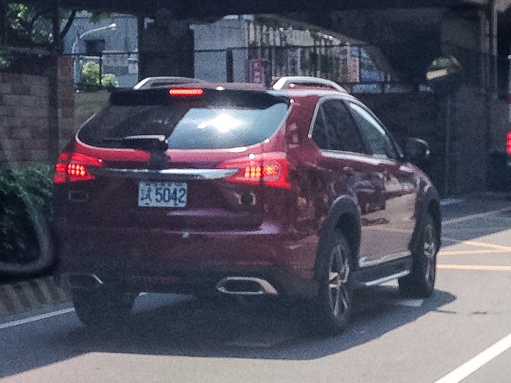 掛試車牌的車!請問這是哪一台?