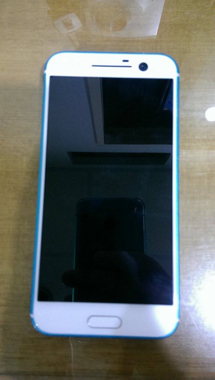 看著大家換M10 我也忍不住了!!只好讓服役快3年的M7退休了  沒辦法等到他出天空藍M10了 只好....