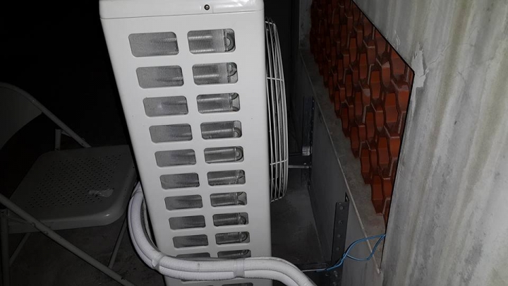 請教室外機放在室內的 出風口 進風口的位置