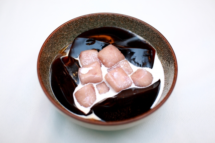 [食記] 仙仁嫩仙草(板橋車站店)。從未體驗過的仙草香氣--八道工序的淬鍊