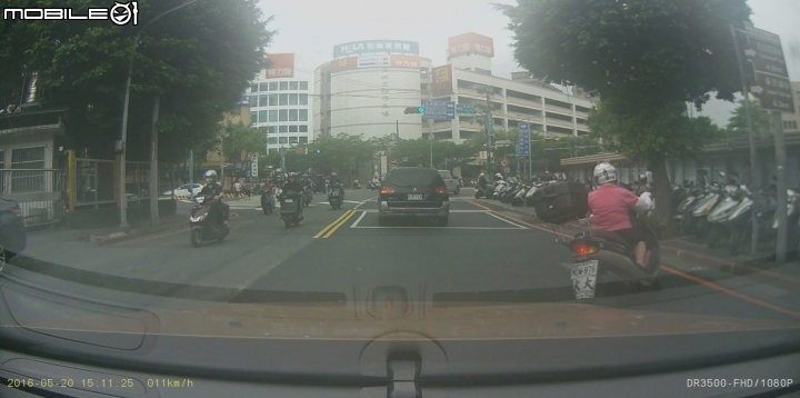 我綠燈直行  大媽硬闖我車頭迴轉  可以檢舉甚麼?