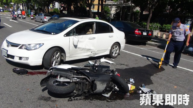 機車撞違規汽車，騎士傷重無生命跡象