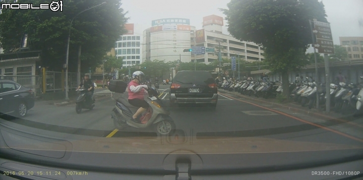 我綠燈直行  大媽硬闖我車頭迴轉  可以檢舉甚麼?