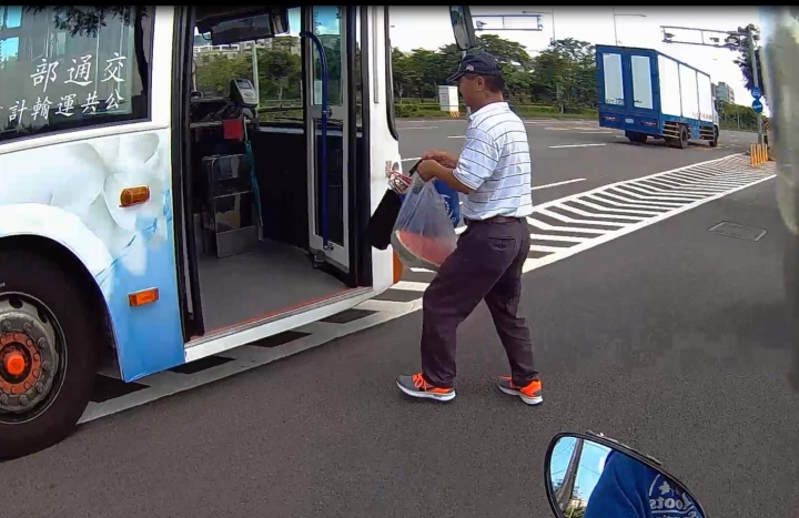 公車衝出的乘客