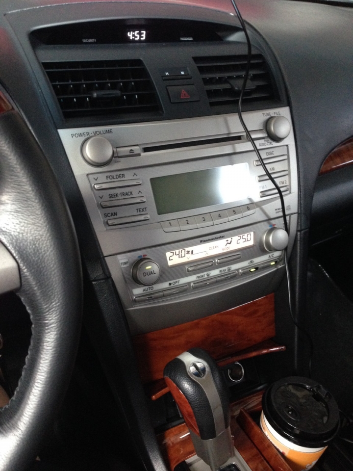 請問 2008 TOYOTA CAMRY 2.4E 的 沒有觸碰銀幕 甚麼方法才可以連接手機播放音樂?