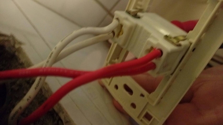 兩間浴室插頭電壓不足110V求跪原因
