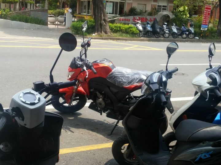 經過車行 看到Kawasaki  Z125