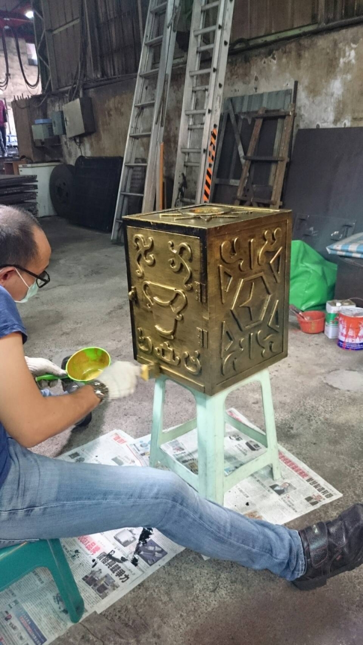 手工打造鐵製黃金聖衣箱收納櫃...燃燒小宇宙啦