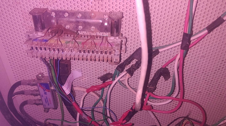 家中牆壁內部管線潮濕 電話不通