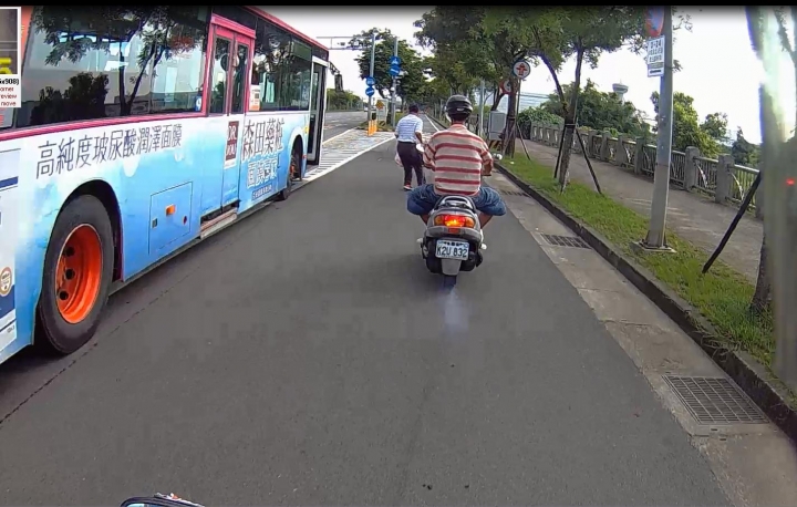 公車衝出的乘客