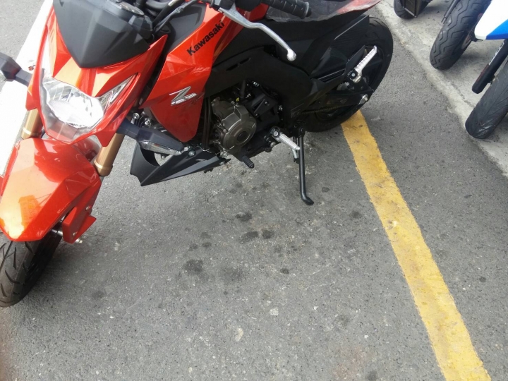 經過車行 看到Kawasaki  Z125