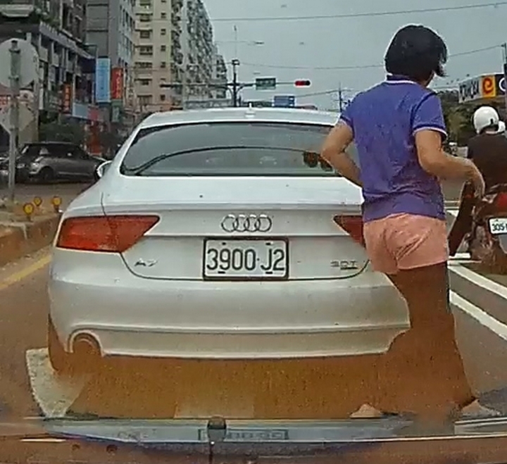 【影片】又是一個盲彎超車險釀車禍的厲害傢伙