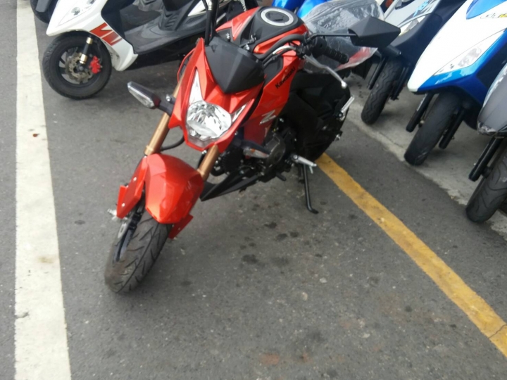 經過車行 看到Kawasaki  Z125