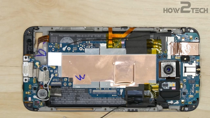 HTC 10 拆解影片 , 濃厚的HTC設計風格