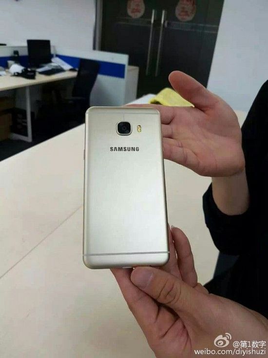 三星Galaxy C5 的後背設計風格跟HTC太像了吧