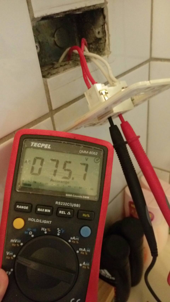 兩間浴室插頭電壓不足110V求跪原因