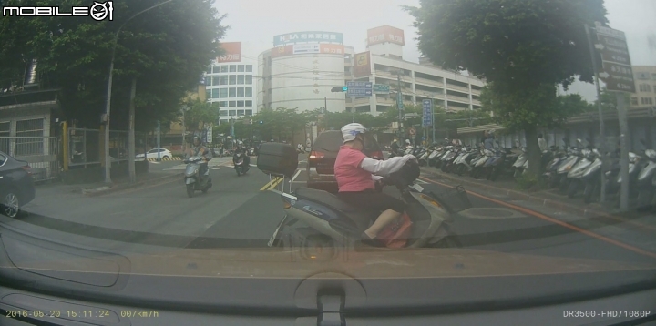 我綠燈直行  大媽硬闖我車頭迴轉  可以檢舉甚麼?