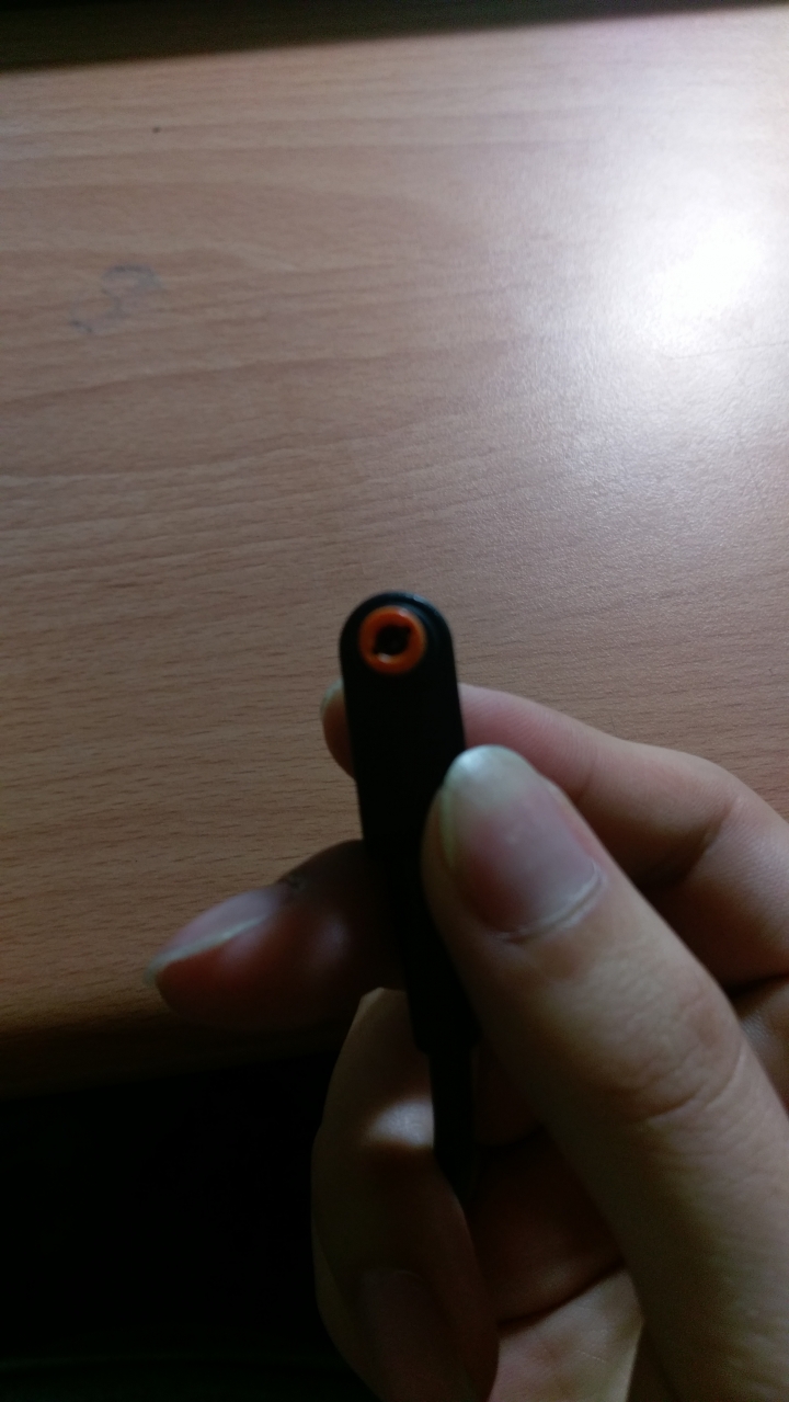 有人覺得VN7系列充電頭很難插入筆電嗎?